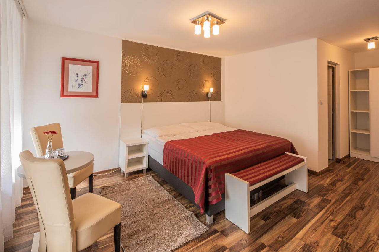 Riviera Rooms Vendegszobak Mosonmagyaróvár エクステリア 写真